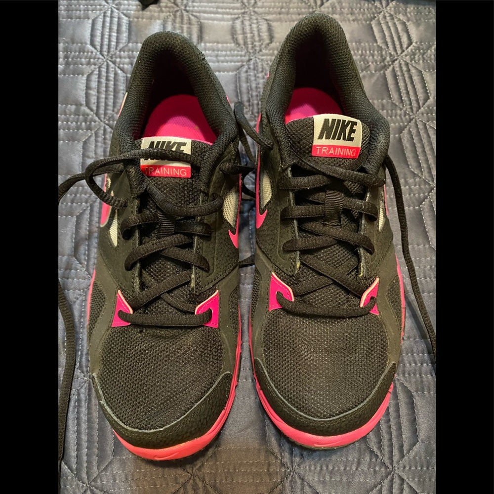 Nike black and pink tennis shoes.  Great condition!